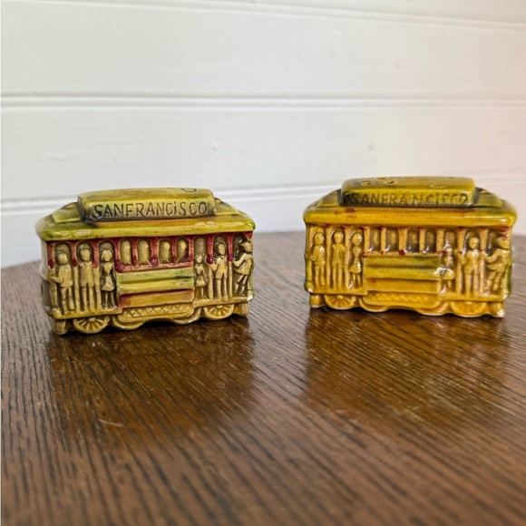 San Francisco Cable Car salt and pepper shaker Set - Gold mustard yellow color - Picture 2 of 7